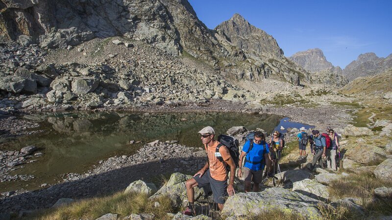Escursionisti accompagnati da una Guida a Marchio Esprit Parc National. Archivio PNM.