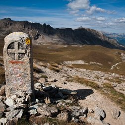 Cippo di confine con lo stemma di Casa Savoia (© Nanni Villani PNAM)