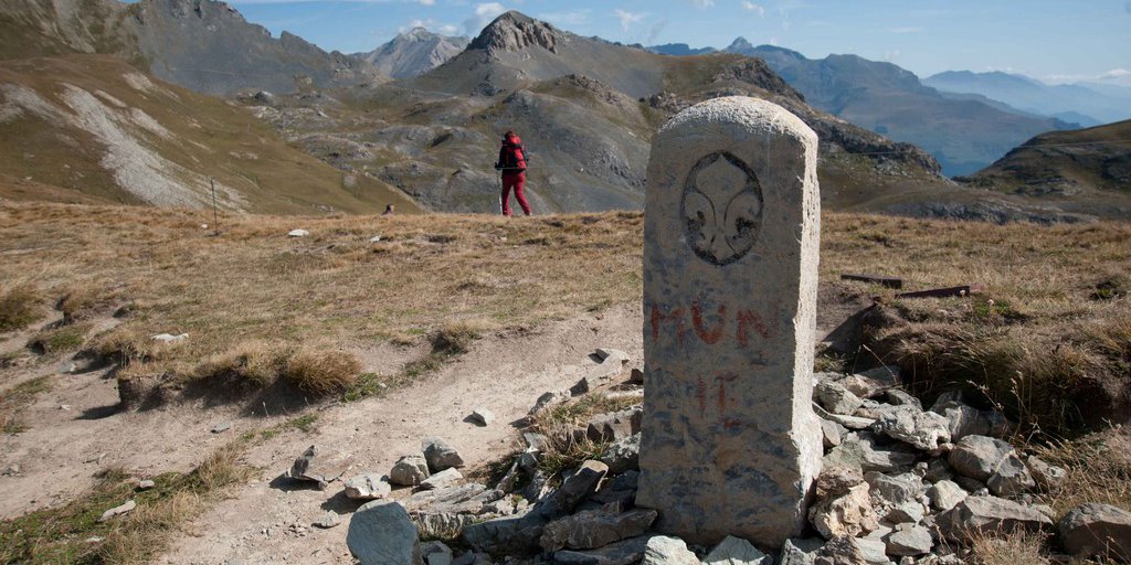 Cippo di confine con il giglio di Francia (© Nanni Villani PNAM)