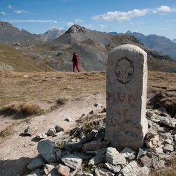 Cippo di confine con il giglio di Francia (© Nanni Villani PNAM)