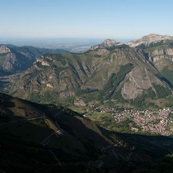 Bassa Valle Stura: gli insediamenti si modellano sulla morfologia del territorio (© Nanni Villani PNAM)