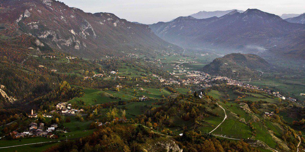 Il paese di Entracque, adagiato nella sua conca glaciale (© Nanni Villani PNAM)
