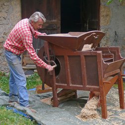 Ventilatura del frumento a Beuil, vallee del Cians (© Jean Louis Cossa PNM)