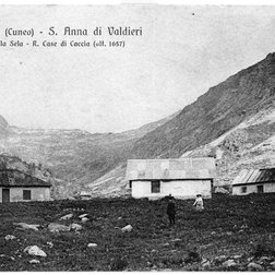 Le rustiche case di caccia del Chiot della Sella (© Archivio PNAM)