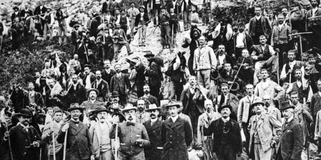 Umberto I, il suo seguito e tutto lo stuolo dei battitori in posa per il fotografo (© Archivio PNAM)