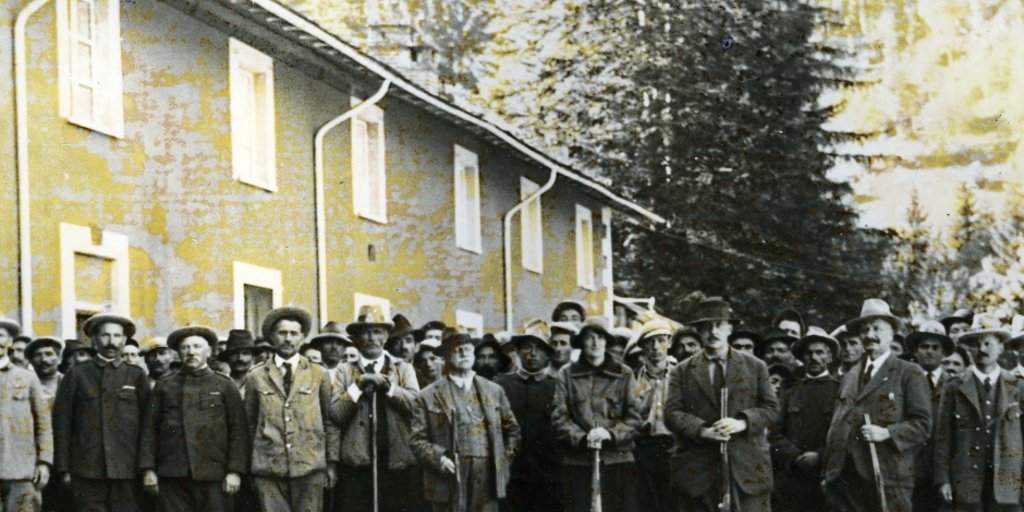 Cacciatori, guardie e battitori in posa con il bottino delle cacce (© Archivio Milanesio)