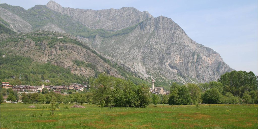 Fronte sud-ovest dell’abitato di Valdieri in un’immagine di inizio Novecento e in una attuale: si noti l’abbandono delle attività agricole. (© Archivio PNAM + SiTI)
