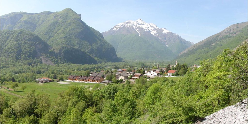 Veduta dall’alto dell’abitato di Valdieri e della campagna circostante in una cartolina di inizio Novecento e oggi: il bosco aumenta, i coltivi diminuiscono, le abitazioni si espandono lungo i margini urbani. (© Archivio PNAM + SiTI)