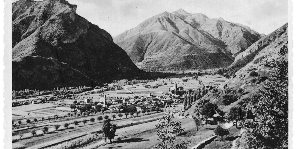 Veduta dall’alto dell’abitato di Valdieri e della campagna circostante in una cartolina di inizio Novecento e oggi: il bosco aumenta, i coltivi diminuiscono, le abitazioni si espandono lungo i margini urbani. (© Archivio PNAM + SiTI)