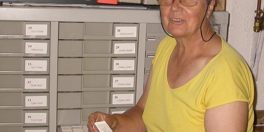 Marianne Meyer mostra l'erbario di funghi