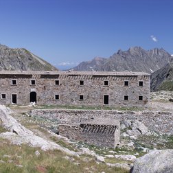 La grande caserma ai Laghi superiori di Valscura (R. Pockaj)