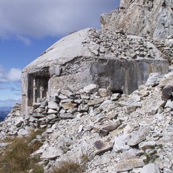 Una delle numerose opere del Vallo Alpino lungo la frontiera (R. Pockaj)