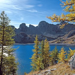 Il lago d'Allos in autunno. Al fondo, le Tours du lac in arenaria d'Annot (G.Lombard(PNM)