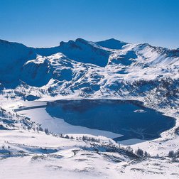 Il lago d'Allos in parte ancora sgelato in un paesaggio invernale (JM. Culotta/PNM)