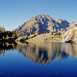 Riflessi sulle acque calme del lago di Trecoulpas (2150m). In secondo piano, al centro la Cime du Pelago (2768 m) e più a destra le due Cayres Nègres du pelago, rispettivamente 2741 e 2745 m  (F. Guigo/PNM).