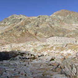 La mulattiera che sale alla Bassa del Drous e la caserma ai Laghi sup. di Vallescura (G. Bernardi)
